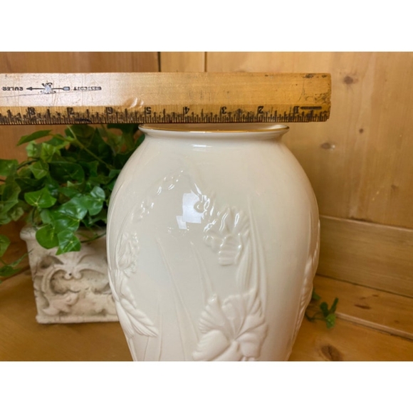 Elegant Porcelain Vase | Vintage Lenox | Ivory + Gold Trim | Raised Relief Flowe - Picture 4 of 8